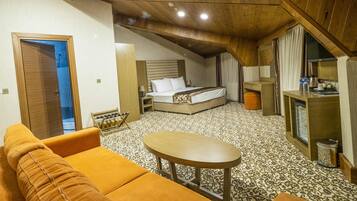 Minibar, coffres-forts dans les chambres, bureau, rideaux occultants