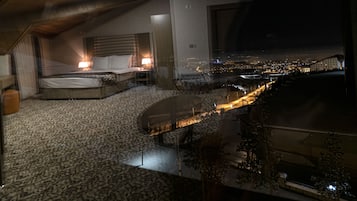 Suite | 1 dormitorio, minibar, caja fuerte y escritorio