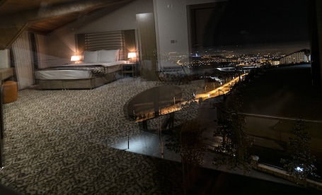 Suite | Minibar, in-room safe, desk, blackout drapes