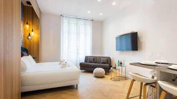 1 dormitori, planxa i posts de planxar, un bressol de viatge i wifi