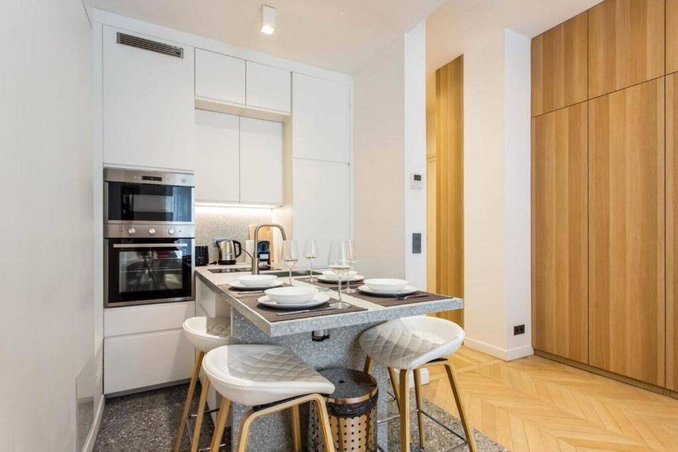 Réfrigérateur, micro-ondes, four, cafetière/bouilloire