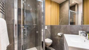 Combined shower/bathtub, hair dryer, towels