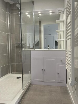 Douche, savon, papier toilette
