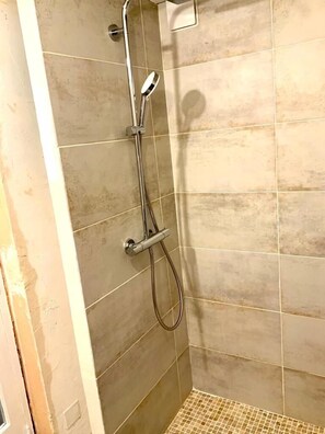 Shower, hair dryer, towels - Duplex house with garden in the hills above Cagnes  (Cagnes-sur-Mer)