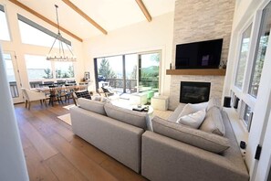 Smart-TV, Kamin, Arbeitsbereiche