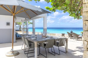 Outdoor dining - Oceanfront Beach Villa 72 & Sunny (Kralendijk)