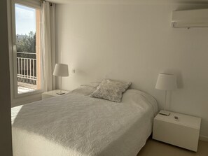 3 slaapkamers, een strijkplank/strijkijzer, reisbedje, gratis wifi