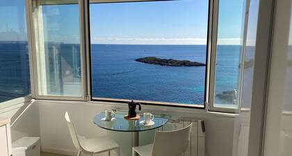 Impressive apartment with a balcony to the sea
