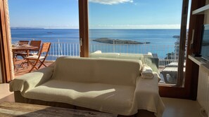 Smart-tv, een open haard en boeken