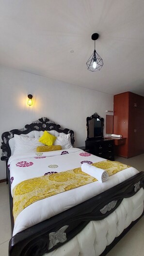 3 室のベッドルーム、アイロン / アイロン台、WiFi (無料)、ベッドシーツ