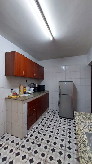 冷蔵庫、電子レンジ、オーブン、コーヒー / ティーメーカー