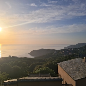 A coastal landscape with a view of the sea and distant mountains. - Beautiful sea-view apartment, north of Cap Corse (Morsiglia)
