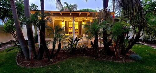 Charming House House w backyard oasis-10 min from the Beach!