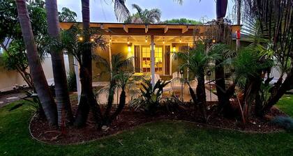 Charming House House w backyard oasis-10 min from the Beach!