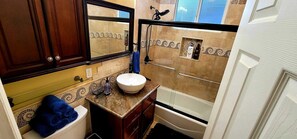 Ensemble douche/baignoire, sĂšche-cheveux, serviettes fournies, savon