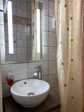 Shower - Summer Panora first floor studio (epanomi)