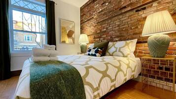 2 chambres, bureau, fer et planche Ă  repasser, lit parapluie