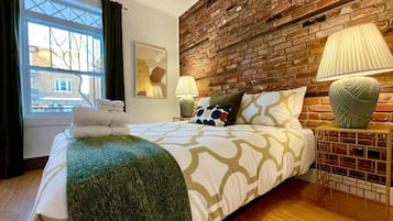 2 habitaciones, escritorio y tabla de planchar con plancha