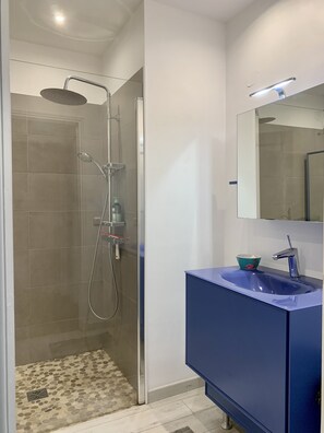 Douche, sèche-cheveux, serviettes fournies