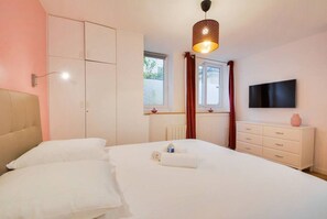 3 slaapkamers, een strijkplank/strijkijzer, wifi, beddengoed