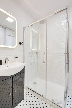 Baignoire, séchoir à cheveux, serviettes fournies