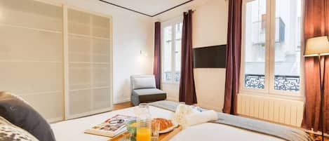 3 slaapkamers, een strijkplank/strijkijzer, wifi, beddengoed