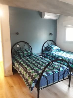 3 bedrooms, iron/ironing board, travel cot, free WiFi