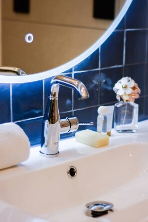 Een bad/douchecombinatie, een haardroger