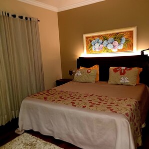 3 habitaciones, escritorio y tabla de planchar con plancha 