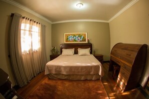 3 dormitoris, escriptori i planxa i posts de planxar 