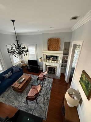 Smart TV - Jasmine’s Retreat – An Elegant 1882 Historic Home in the Heart of Savannah (Savannah)