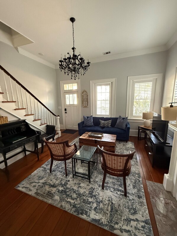 Smart TV - Jasmine’s Retreat – An Elegant 1882 Historic Home in the Heart of Savannah (Savannah)