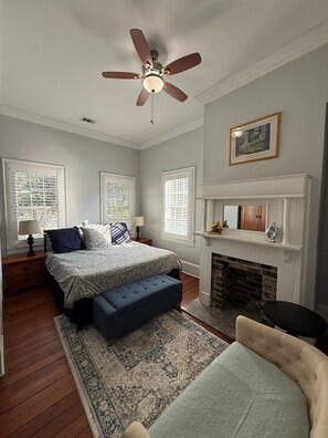 3 bedrooms, desk, iron/ironing board, free WiFi