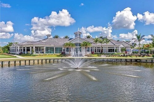 Pet Friendly 2 Bedroom  2 Bath Ground Floor Condo w/ Lake View in Colonial CC.