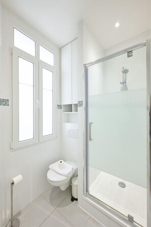 Combined shower/bathtub, hair dryer, towels