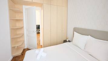 1 habitación, escritorio, tabla de planchar con plancha y cuna de viaje