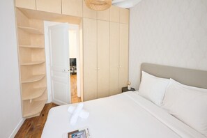 1 chambre, bureau, fer et planche à repasser, lit parapluie