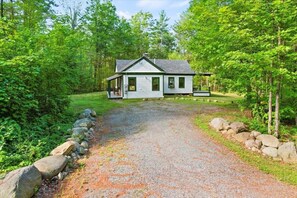 Exterior - Pet friendly, private, clean, perfect Lake George location (Lake George)