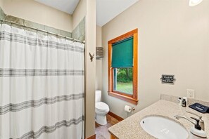 Shower, hair dryer, towels, soap - Pet friendly, private, clean, perfect Lake George location (Lake George)