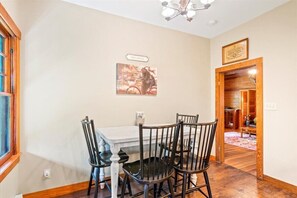 Dining - Pet friendly, private, clean, perfect Lake George location (Lake George)