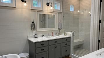 Ducha y bañera combinadas, toallas, jabón y papel higiénico