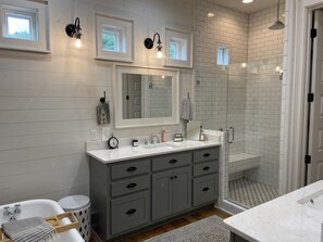 Combined shower/bathtub, towels, soap, toilet paper - 20 min to Bryant Denny Stadium! 5min to public boat landing at Lake Tuscaloosa! (Northport)