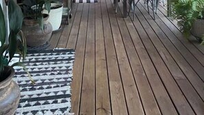 A wooden deck with a table and chairs, potted plants, and string lights. - 20 min to Bryant Denny Stadium! 5min to public boat landing at Lake Tuscaloosa! (Northport)
