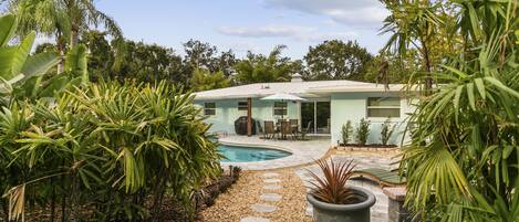 Una piscina al aire libre