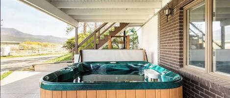 Outdoor spa tub