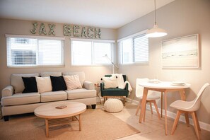 Smart TV - Ocean Front Condo w/ beach access and pool (Jacksonville Beach)