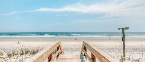 Nära stranden, solstolar och strandhanddukar