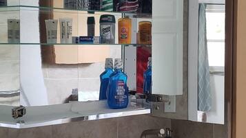 Douche, sèche-cheveux, serviettes fournies, savon
