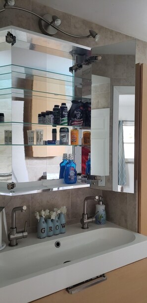 Een douche, een haardroger, handdoeken, zeep