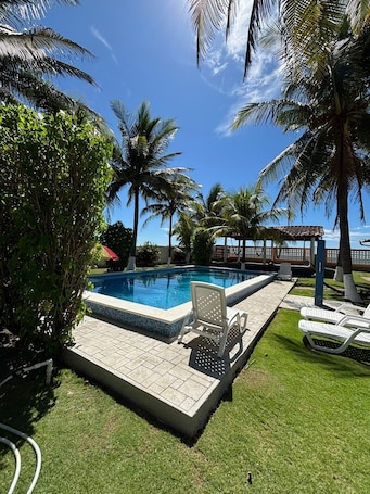 Alberca al aire libre . Papi’s Fish Camp, private beach front house near International airport